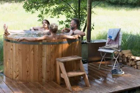 Vier Personen in einem Außenwhirlpool